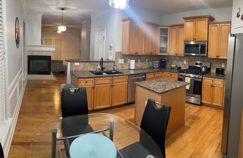 Atlantic Station Area House | King Bed BeautifulTownhouse 3 Bedrooms 2.5 Bathrooms With FreeParking