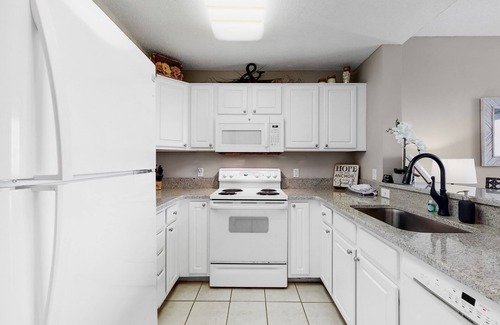 Fort Morgan Condo | King bed + bunks, Quiet beach, Pool, hot tub & balcony, walk to beach, 1b&2bath
