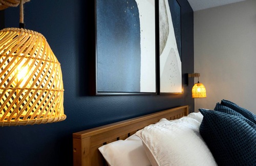 Kamloops Apartment | King Bed Cityscape | Private Patio, FREE Parking