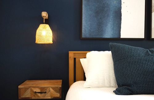 Kamloops Apartment | King Bed Cityscape | Private Patio, FREE Parking