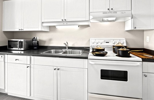 Kamloops Apartment | King Bed Cityscape | Private Patio, FREE Parking