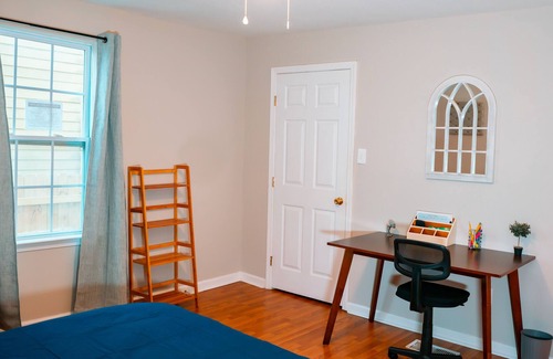 Milneburg House | King Bed Close to FQ W/ Off Street Parking