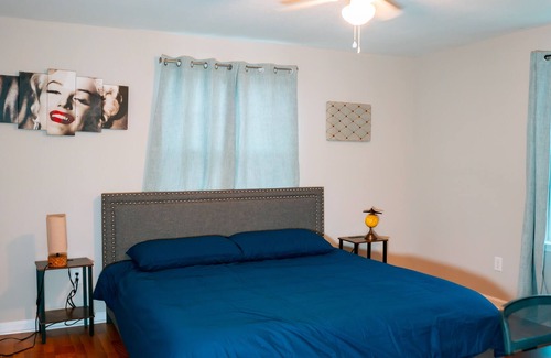 Milneburg House | King Bed Close to FQ W/ Off Street Parking