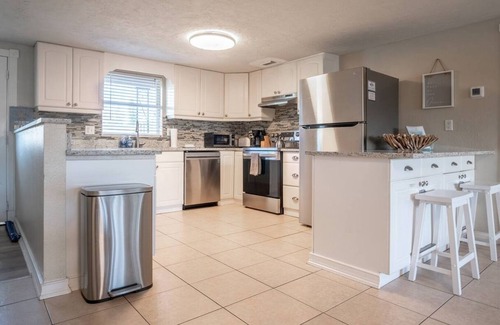 Southgate House | King bed, close to Siesta, Lido, and Downtown Sarasota!
