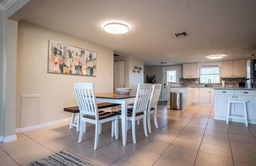 Southgate House | King bed, close to Siesta, Lido, and Downtown Sarasota!
