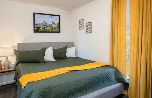 Rosedale House | KING Bed + Close to Westport & Plaza + Coffee &Tea