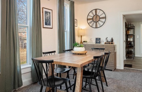 Rosedale House | KING Bed + Close to Westport & Plaza + Coffee &Tea