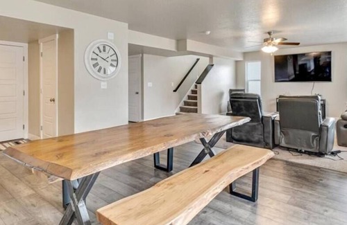 Springville House | King Bed| Cozy Living Room |Dedicated workspace
