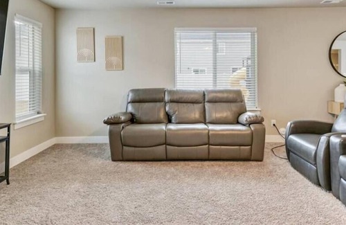 Springville House | King Bed| Cozy Living Room |Dedicated workspace
