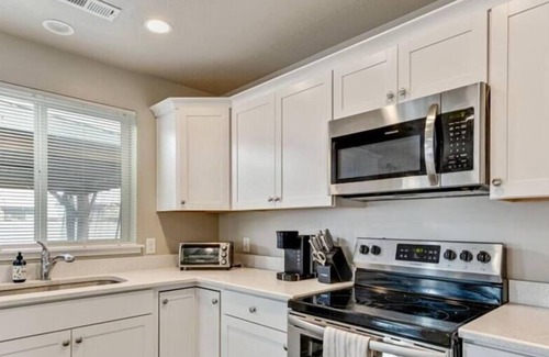 Springville House | King Bed| Cozy Living Room |Dedicated workspace