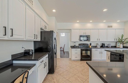 Arrowhead Ranch Apartment | King Bed! Destination Glendale Luxury Home