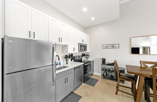 Downtown Cincinnati Apartment | King Bed, Downtown Steps from Bengals & Reds, Minutes to OTR, TQL, HardRock