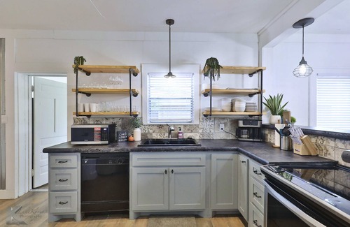 Abilene Cottage | King Bed Entire Home with Kitchen near ACU Abilene, Zoo