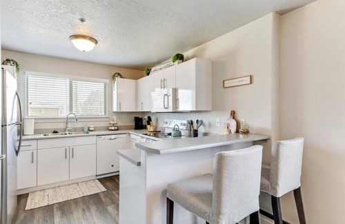 Lakeview Condo | King Bed, Family Friendly, Mountain Views, Minutes from UVU & BYU