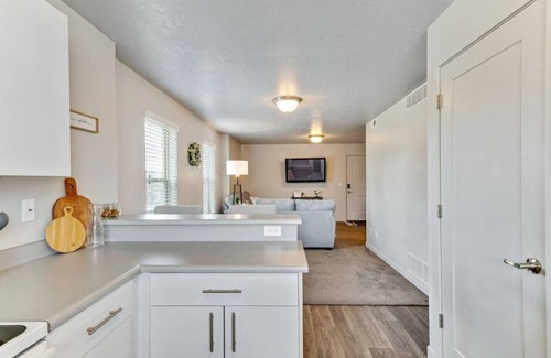 Lakeview Condo | King Bed, Family Friendly, Mountain Views, Minutes from UVU & BYU