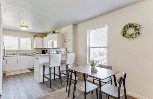 Lakeview Condo | King Bed, Family Friendly, Mountain Views, Minutes from UVU & BYU