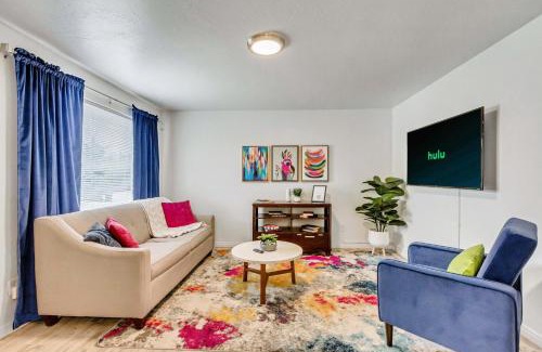 Sugar House Apartment | King bed - Fast Wi-Fi - Walker's Paradise