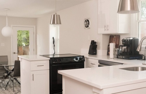 Southwest Quadrant House | |~| King Bed/Fenced Yard |~| Serene Old Town Sanctuary |~|