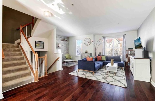 Capitol View House | King Bed/Free Garaged&Street Parking/Walk To Metro