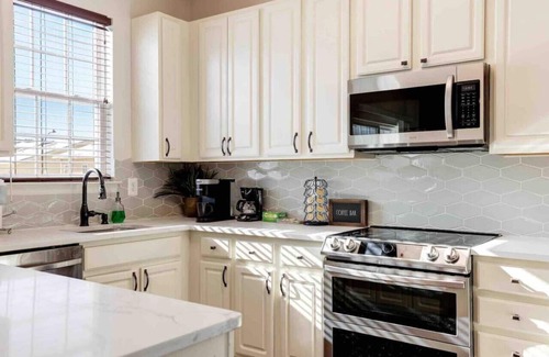 Capitol View House | King Bed/Free Garaged&Street Parking/Walk To Metro