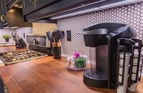 South Side Flats House | King Bed | Free Parking | BBQ | Fire pit | Arcade
