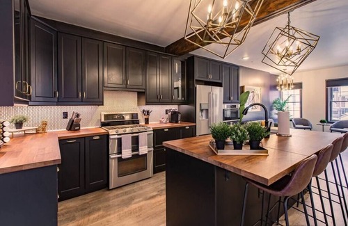 South Side Flats House | King Bed | Free Parking | BBQ | Fire pit | Arcade