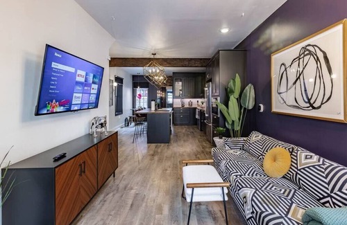 South Side Flats House | King Bed | Free Parking | BBQ | Fire pit | Arcade