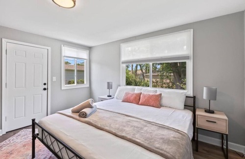 Wheeling House | King Bed, Free Wi-Fi Wheeling