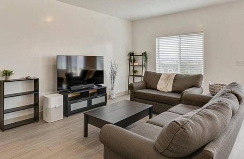 Spanish Fork House | King Bed| Full Kitchen!