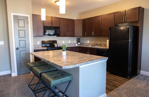 West Des Moines Apartment | King Bed Garage Parking Gym More
