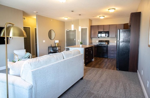 West Des Moines Apartment | King Bed Garage Parking Gym More