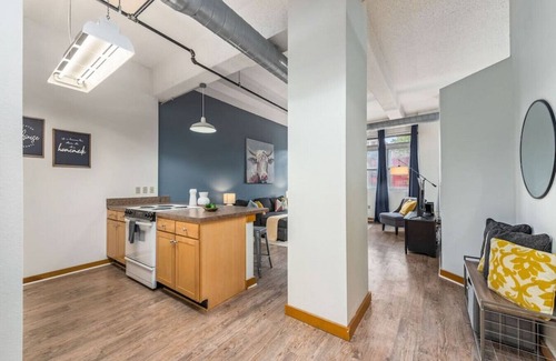 Quality Hill Apartment | King Bed | Great Location+Amenities | Free Parking