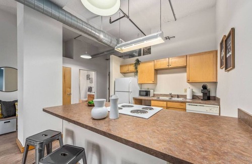 Quality Hill Apartment | King Bed | Great Location+Amenities | Free Parking