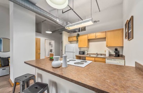 Mission Apartment | King Bed Great Location