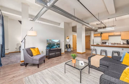 Mission Apartment | King Bed Great Location