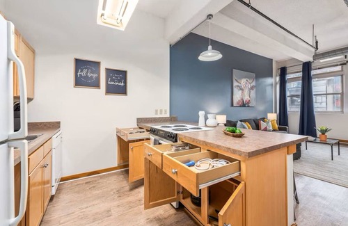 Mission Apartment | King Bed Great Location