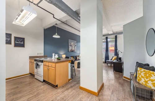 Mission Apartment | King Bed Great Location