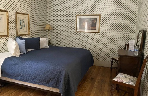 Glen Rose Hotel | King Bed Historic Riverside Getaway in Glen Rose