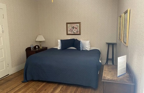 Glen Rose Hotel | King Bed Historic Riverside Getaway in Glen Rose