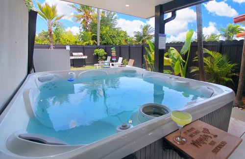 Coral Terrace House | King Bed & Hot Tub, A Casita for Families & Pets