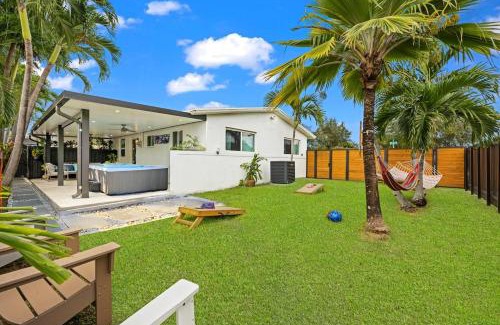 Coral Terrace House | King Bed & Hot Tub, A Casita for Families & Pets