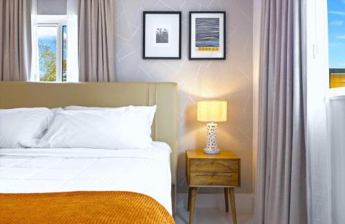 Coral Terrace House | King Bed & Hot Tub, A Casita for Families & Pets