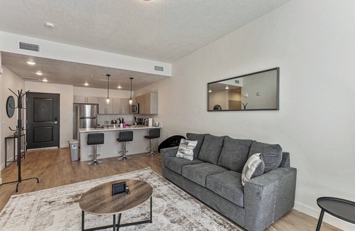 Draper Apartment | King Bed - Hot tub - Gym - 65" TV