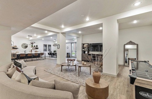 Draper Apartment | King bed - Hot Tub - Mins to City Center - Gym