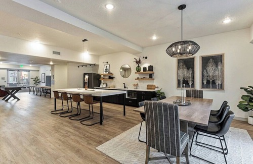 Draper Apartment | King bed - Hot Tub - Mins to City Center - Gym