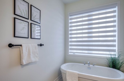 Pickering House | King Bed I Chefs Kitchen I Toronto Zoo I Park Free I Family and WFH friendly