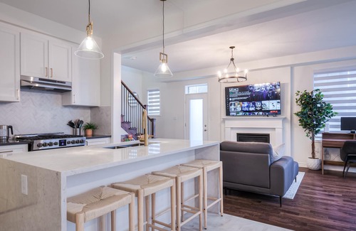 Pickering House | King Bed I Chefs Kitchen I Toronto Zoo I Park Free I Family and WFH friendly