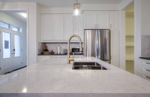 Pickering House | King Bed I Chefs Kitchen I Toronto Hub I 5 Beds 3.5 Bath I 8km from Tesla Chrg