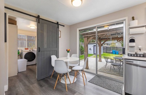 Edmonds House | King Bed I Piano I Fenced Yard I Pets OK