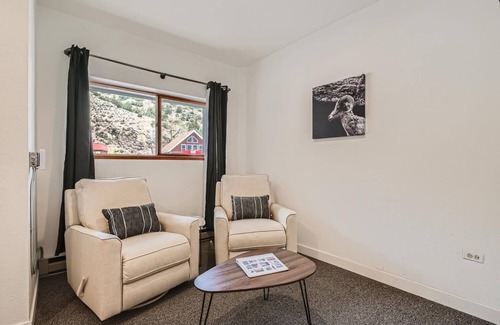Idaho Springs Hotel | King Bed in Boutique Mtn Motel Suite Idaho Springs
